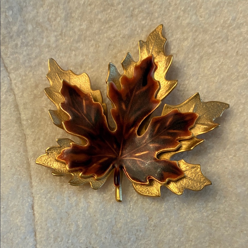 Vintage 80s Maple Tree leaf brooch